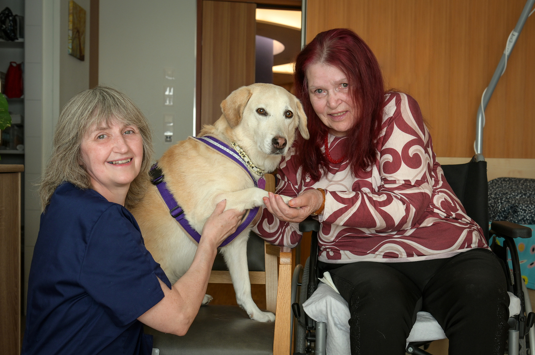 Suri besucht die Bewohnerin Lotte Pritz (r.) regelmäßig mit ihrem Frauchen (l.), Diplomkrankenschwester Ulrike Pehab.