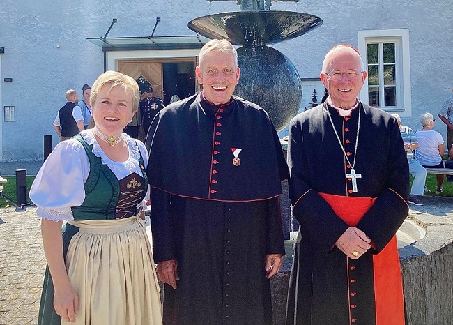 Erzbischof Franz Lackner (r.) in Mariapfarr – mit Pfarrer Bernhard Rohr­moser und Pastoralassistentin Sylvia Fritzenwallner.   