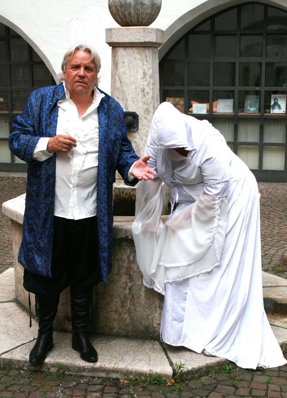 Jedermann Markus Moll von der Leobühne Innsbruck feiert und stirbt ab 31. August im Innenhof des Augustinermuseums Rattenberg.