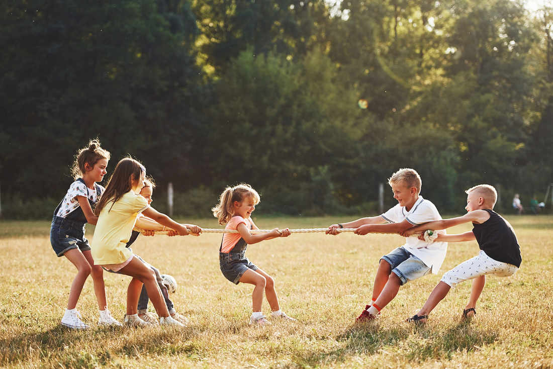 Bewegung auf der Wiese und im Wald macht allen Kindern Spaß, stärkt die Gesundheit, schärft die Sinne, fördert die Entwicklung und ist die ideale Beschäftigung, um den Rest der Ferien sinnvoll zu verbringen.