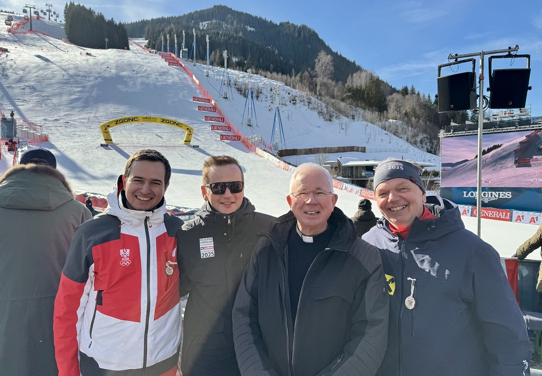 Einheimische und Gäste am Pistenrand (von rechts): Pfarrer Rudolf Weberndorfer, Erzbischof Franz Lackner, Alois Hasenauer (Bürgermeister Saalbach-Hinterglemm) und Olympiaseelsorger Johannes Lackner (Kooperator in St. Johann in Tirol).