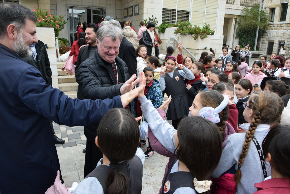 Im Bild: Delegation mit Bischof Manfred Scheuer in der Schmidt-Schule in Jerusalem.