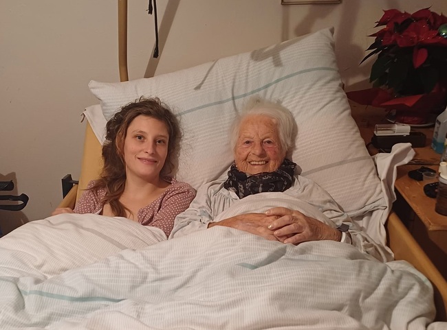 Helga Iser (98) mit Enkelin Emily (18),  die ihre Oma auch gerne besucht hat.  