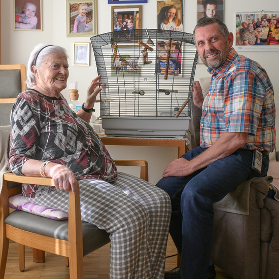 Heimleiter Christian Kagerer mit Vogelbesitzerin Paula Nedwed.