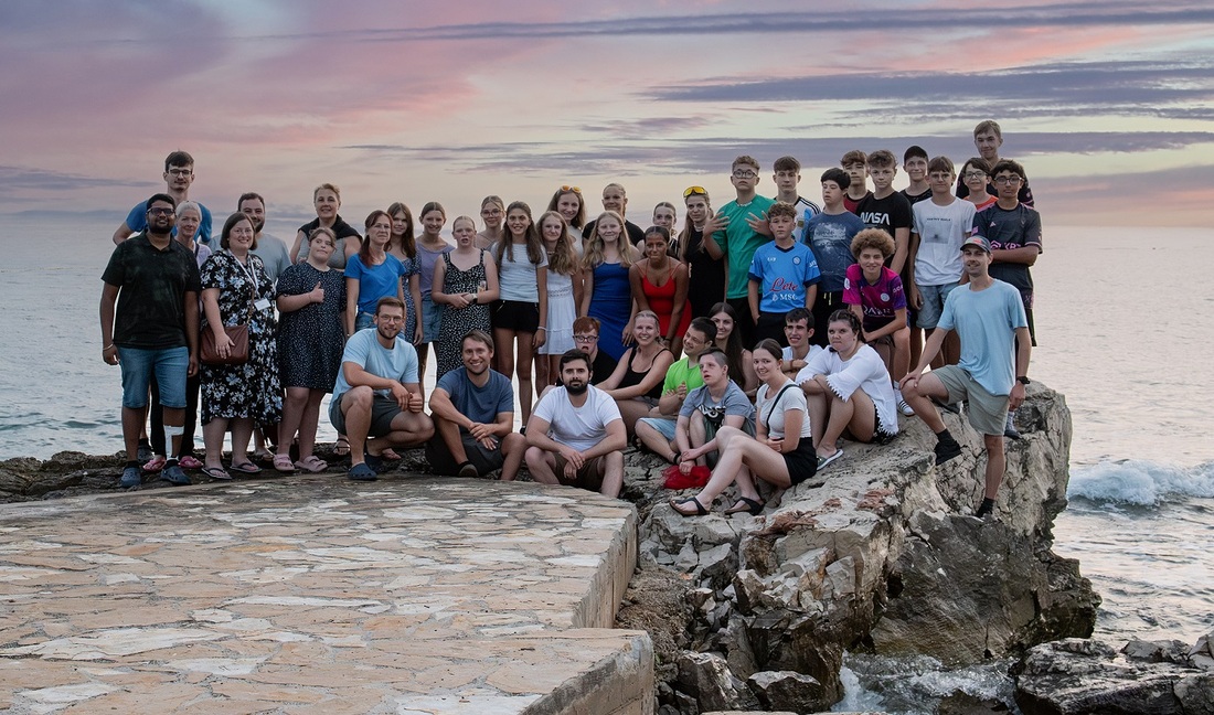 Gruppenbild am Adriastrand: Die Teilnehmerinnen und Teilnehmer von „spiriSPLASH 2023“ hatten gemeinsam viel Spaß und schlossen viele neue Freundschaften. 