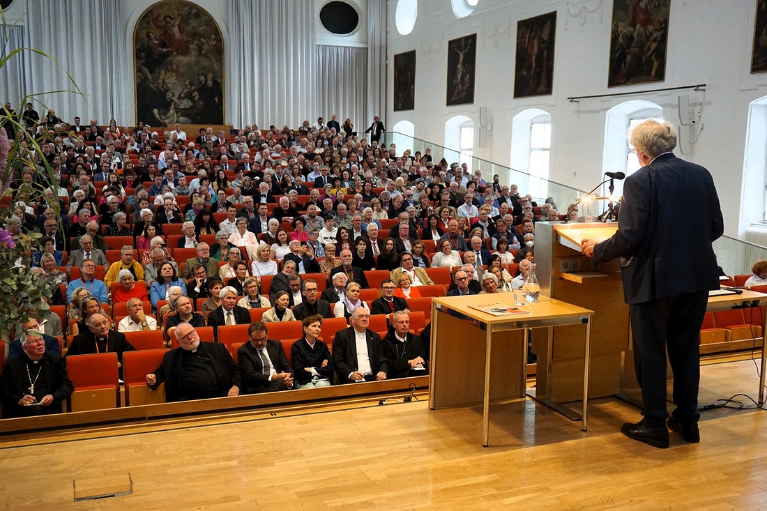 Volle Aula: Mehr als 800 Interessierte kamen heuer zu den Hochschulwochen. 