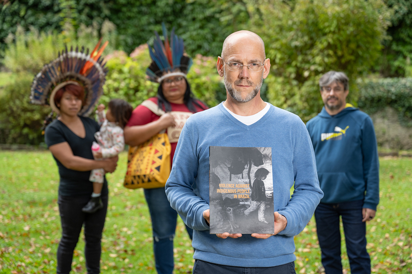 Sei So Frei, die entwicklungspolitische Organisation der Katholischen Männerbewegung, unterstützt die Arbeit von Cimi und damit die indigenen Völker in Brasilien seit vielen Jahren. Im kleinen Bild Wolfgang Heindl von Sei So Frei Salzburg mit den Gäs