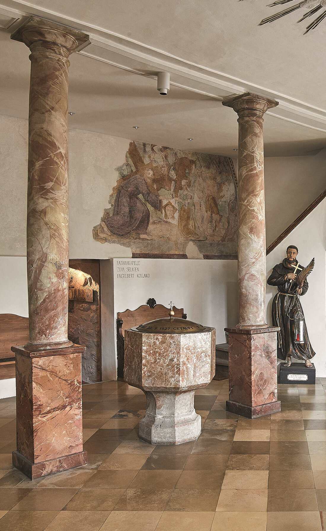 In der Pfarrkirche Zell am Ziller wurde Engelbert Kolland am Tag nach seiner Geburt getauft. Hier erinnern der Taufstein, eine Statue, die ihm geweihte Fatimakapelle sowie Reliquien im Altar und ein Bild im Altarraum an ihn.