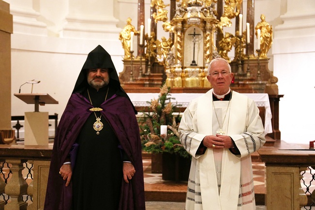 Die Bischöfe Tiran Petrosyan und Franz Lackner (r.) in der Kollegienkirche.