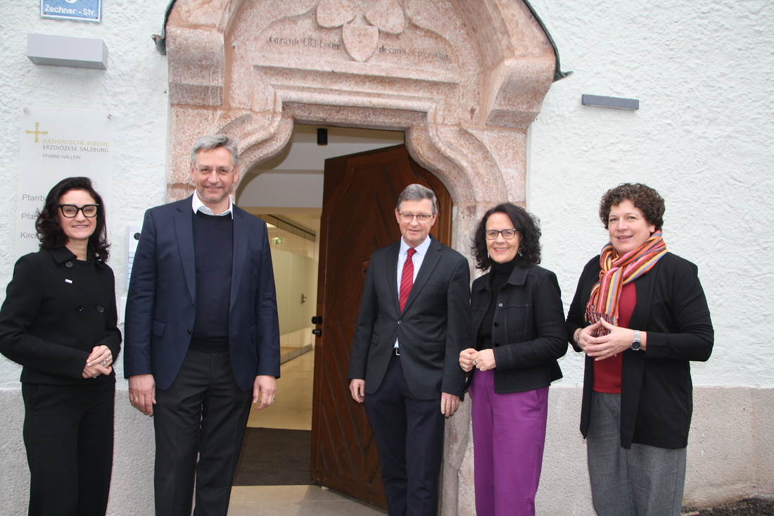 Eröffnung des Dechanthofes in Hallein und große Freude      bei Caritas-Direktorin Andrea Schmid, Cornelius Inama, Ökonom der Erzdiözese Salzburg, Dechant Markus Danner, Landesrätin    Daniela Gutschi und Pfarrassistentin Andrea Leisinger.  