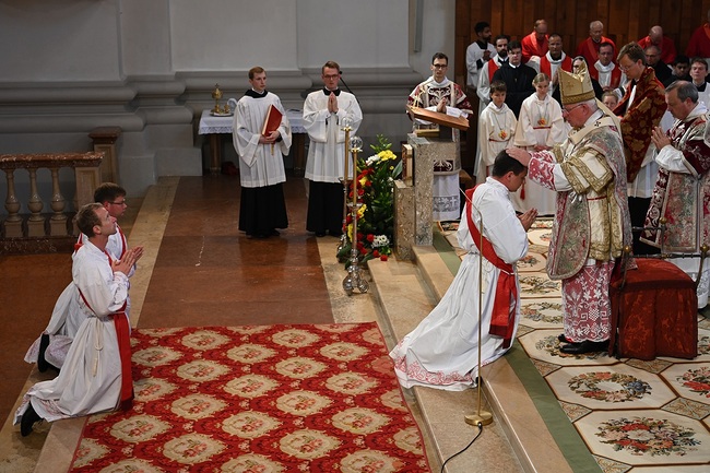 Priesterweihe im Salzburger Dom durch Erzbischof Lackner. 