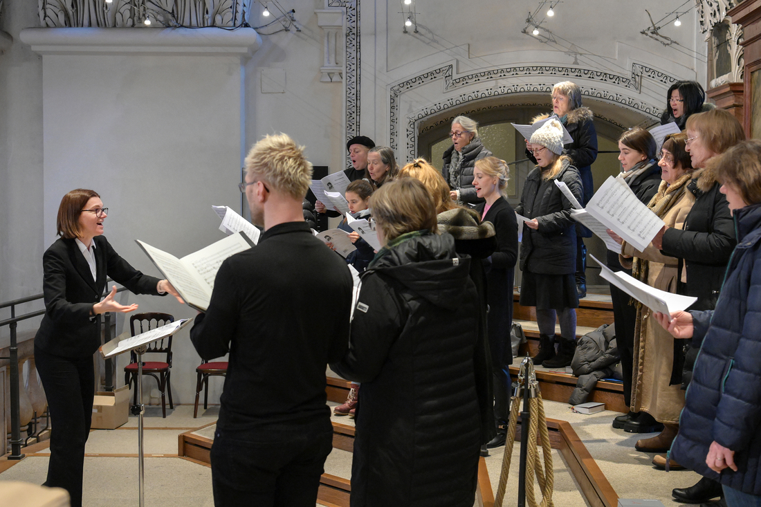 Domkapellmeisterin Andrea Fournier bei Proben mit einem gemischten Ensemble der Salzburger Dommusik.