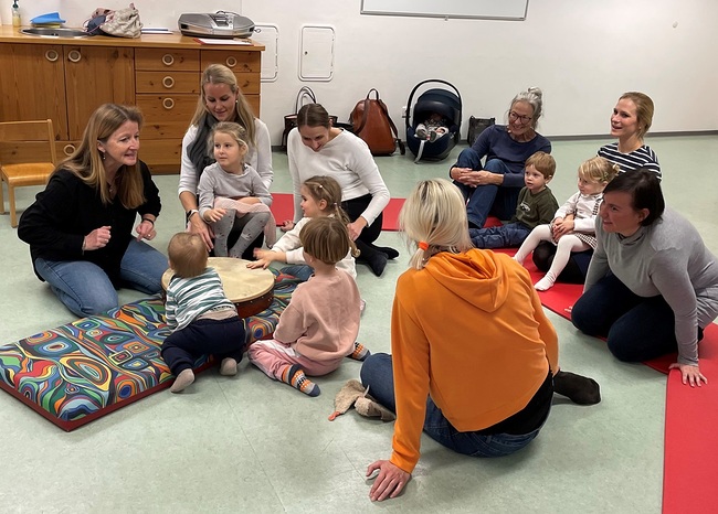 Jetzt wird getrommelt: eine Kindergruppe mit Referentin Gudrun Ottoson-Ospald (l.). 