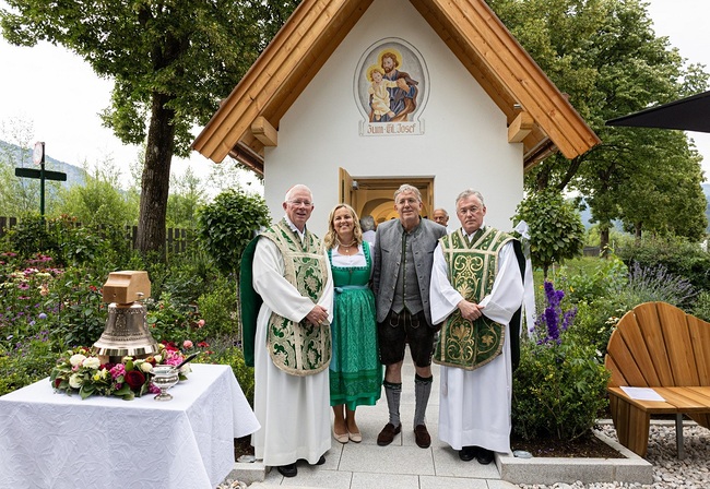 Erzbischof Franz Lackner, Dagmar und Manfred Hauser und Pfarrprovisor Christian Hauser aus Wörgl (v. l.) 