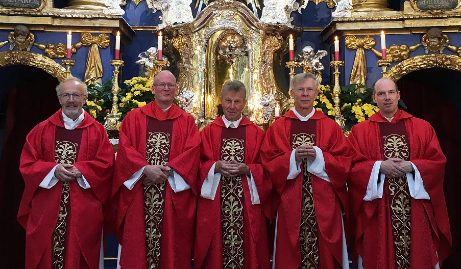 Nach 25 Jahren: Fünf Priester des Weihejahrgangs 1998 (siehe Text) trafen sich zum gemeinsamen Dankgottesdienst in Maria Plain.  